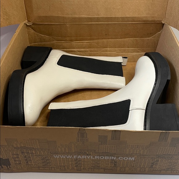 NIB White Chelsea FARYL Leather Boots. Size 10 - Picture 6 of 6